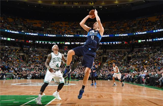 姚明父母坐公交被偶遇！个子太高一眼被认出，满头白发却很有精神.